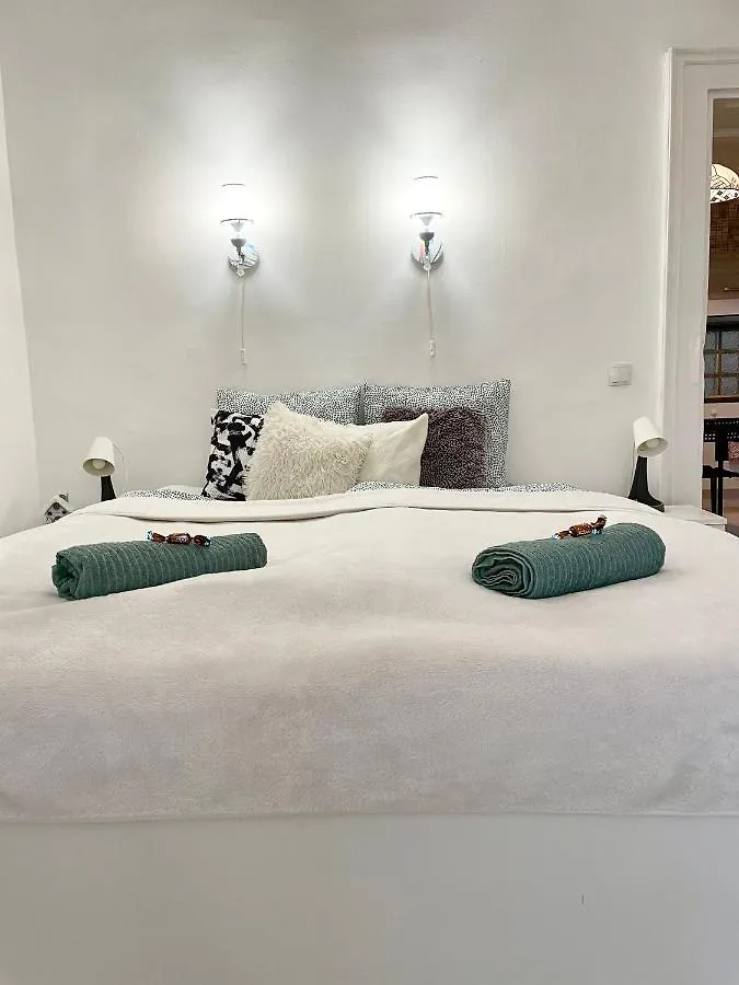 White Apartment Near The Famous New York Cafe ブダペスト 0*,  ハンガリー