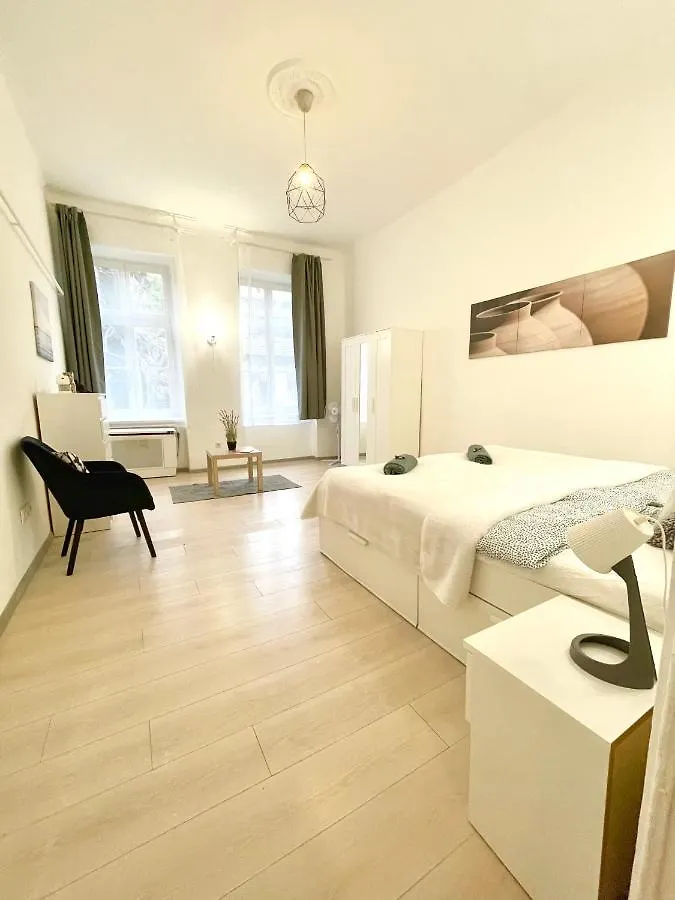 White Apartment Near The Famous New York Cafe Budapeszt Węgry