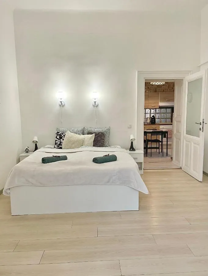 White Apartment Near The Famous New York Cafe ブダペスト